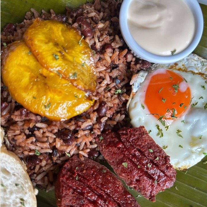 Gallo pinto con huevo, maduro y natilla